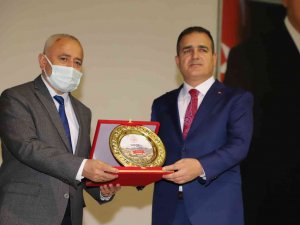 Hakkari Valisi Akbıyık’a Yılın Spor Adamı Ödülü