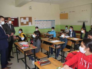 Kaymakam Demirer’den Köy Okuluna Ziyaret