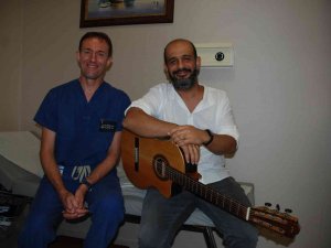 Meme Altı Bypass Ameliyatı Oldu, Gitar Çalarak Doktoruna Resital Verdi