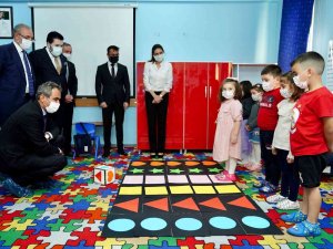 Milli Eğitim Bakanı Özer, Öğrencilerle Satranç Oynayıp Kitap Okudu