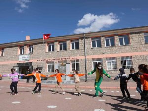 Lise Öğrencileri İlkokuldaki Miniklere Pasta Yapıp, Ebru Sanatını Öğretti