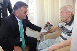 Vali Yazıcı: Yaşlılar Günümüze ve Geleceğe Işık Tutan Birer Kaynaktır
