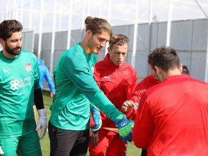 Sivasspor’da Kaleci Emre Satılmış’a Sürpriz Doğum Günü Kutlaması