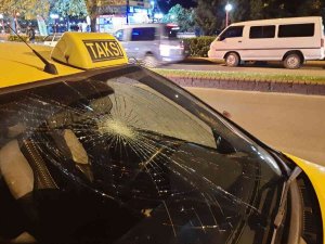 Yolun Karşısına Geçmek İsteyen Genç Kıza Taksi Çarptı