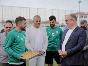 Belediye Başkanı Bilgin’den Lider Takıma Baklava Dopingi