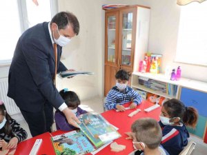 Vali Ayhan’dan Öğrencilere Kitap Hediyesi