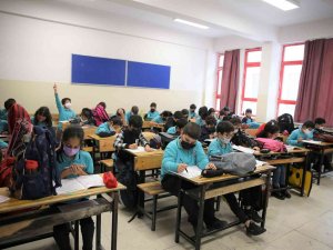 Güngören’de Eğitim Gören Öğrencilere 90 Bin Ücretsiz Deneme Sınavı