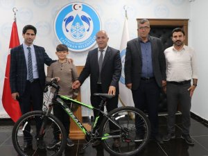 Başkan Ensari, Tübi̇tak Yarışmasında Dereceye Giren Öğrenciyi Ödüllendirdi