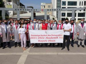 Akademisyenler Cübbeleriyle Yürüdü