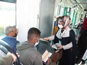 Bilgehane Öğrencilerinden Tramvaydaki Yolculara Kitap