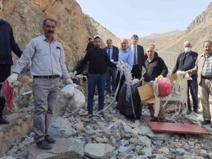 Hakkari-van Karayolu Çöplerden Temizlendi