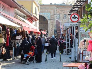 Güneş Açtı, Bursalılar Çarşıya Akın Etti