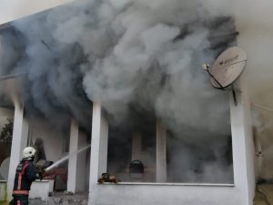 Yaşlı Adamı Alevlerin Arasından İtfaiye Aldı