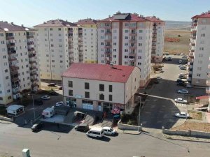 Cemaat, Caminin Camiye Benzemesi İçin Minare İstiyor