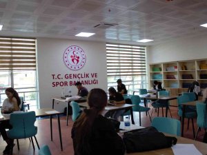 Gençlik Merkezinde Hem Spor Yapıyorlar Hem Sınavlara Hazırlanıyorlar