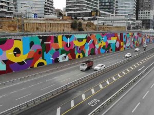 E-5’te Sökülen Dikey Bahçelerin Yerini Grafitiler Aldı