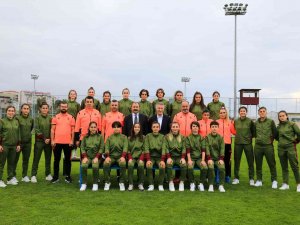 Başkan Ahmet Ağaoğlu, Kadın Futbol Takımını Ziyaret Etti