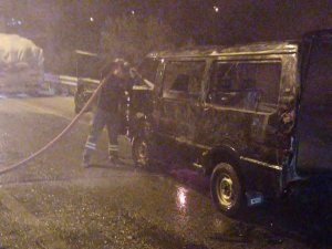 Kamyonete Çarpan Minibüs Küle Döndü