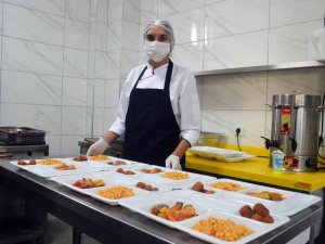 Pandemide Maske Üreten Lise, Şimdi De Yemek Üretimi Yapıyor
