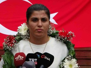 Busenaz Sürmeneli’nin İsmi Bayburt Üniversitesinin Spor Salonuna Verilecek
