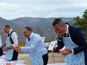 Belediye Başkanları ’Nar Yeme’ Ve ’Nar Suyu Sıkma’ Yarışmasında Kıyasıya Yarıştı