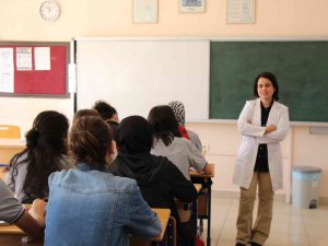 Anadolu Lisesi Öğretmen Ve Öğrencilerinden Köy Öğrencileri İçin Fabl Yazılıp Dağıtıldı
