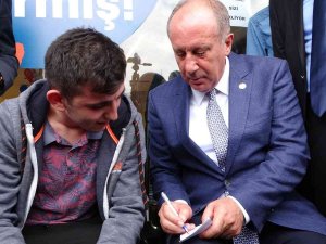 Muharrem İ̇nce Kaldırımda Oturup Öğrenciye Fizik Dersi Verdi