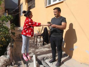 Atık Borusuna Sıkışan Yavru Kedi Böyle Kurtarıldı