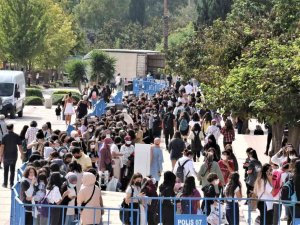 Antalya’da Kitap Fuarında İmza Sıraları Yüzlerce Metreyi Buldu