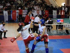 Kick Boks Şampiyonasında Heyecan Başladı