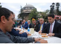 Protokol Bayramlaşması Yerini Halk Bayramlaşmasına Bıraktı