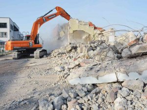 Kızıltepe’de 45 Yıllık Tribün Yıktırıldı, Yerine Yenisi Yapılıyor
