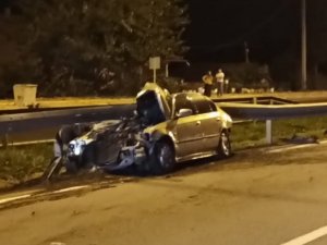 Otomobil Bariyerlere Çarptı: 2 Yaralı