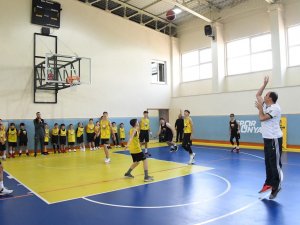 Başkan Altay Büyükşehir Belediyesporlu Genç Basketbolcularla Buluştu