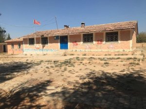 Mahalleli 57 Yıllık Okulun Yerine Yenisini İstiyor