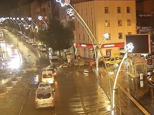 Şehir Merkezinden Geçen Koyun Sürüsü İlginç Görüntüler Oluşturdu
