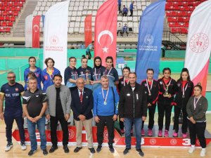 Masa Tenisinde Dereceye Giren Takımlara Kupaları Ve Madalyaları Verildi