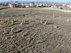 5 Asırlık Mezar, İnsan Boyunu Aşan Taşları İle Dikkat Çekiyor