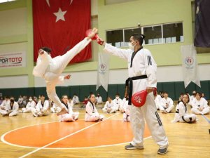 Taekwondo Sınavında Kıyasıya Mücadele