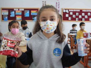 Öğrencilere Süt Dağıtıldı