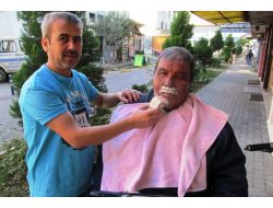 Eski Futbolcuya Akülü Arabada Tıraş