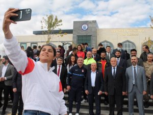 Olimpiyat Şampiyonu Busenaz Sürmeneli’nin İsmi Öğrencisi Olduğu Üniversitenin Spor Salonuna Verildi