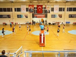 Voleybolda Ayvalık Kazandı