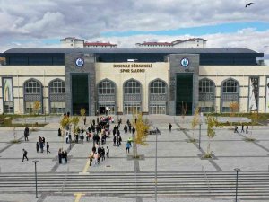 Bayburt Üniversitesi Spor Salonuna Milli Boksör Busenaz Sürmeli’nin Adı Verildi