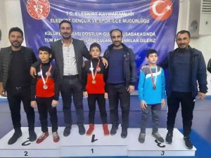 Eleşkirt’te Dostluk Turnuvasında Aileler Madalya Verdi