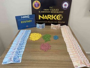 Ordu’da 5 Bin Lira Sahte Para Ve Çok Sayıda Uyuşturucu Hap Ele Geçirildi