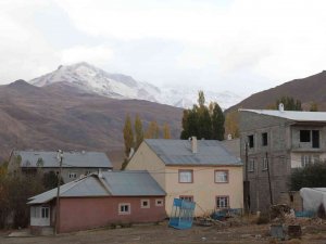 Başkale’deki İ̇spiriz Dağı Beyaza Büründü