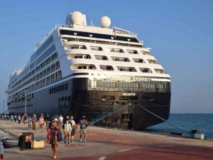 Zenginler Gemisi’ Azamara Journey Kuşadası’nda