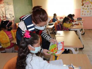 Ardahan’da "Güvenli Okul, Güvenli Gelecek Projesi" Kapsamında Jandarma Ekipleri Denetim Yaptı