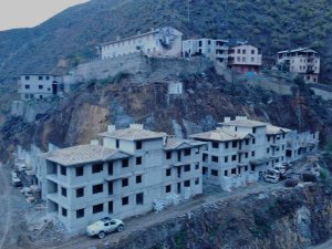 Yangında 42 Ev Ve 64 Ahırın Kül Olduğu Dereiçi Köyünde Afad Konutları Yükseliyor